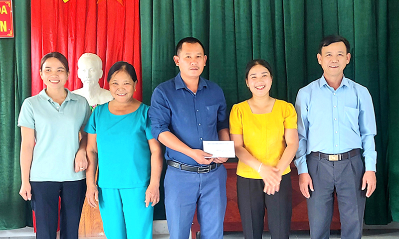 Chung tay giúp đỡ các thôn, bản khó khăn
