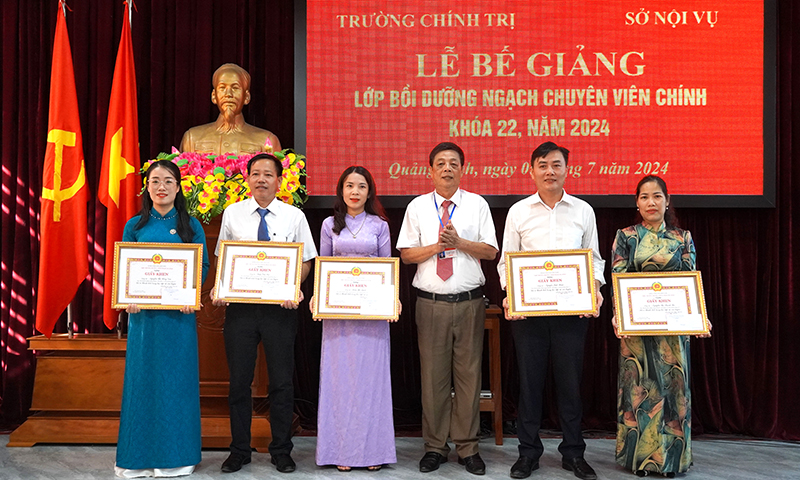 Bế giảng lớp bồi dưỡng ngạch chuyên viên chính và tương đương khóa 22