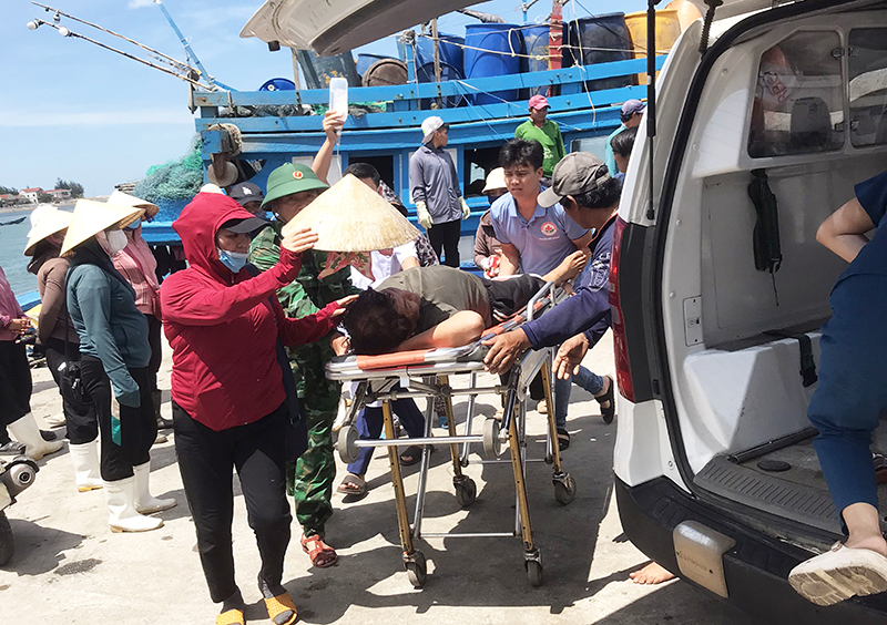 Tiếp nhận và chuyển viện cấp cứu kịp thời ngư dân bị tai biến