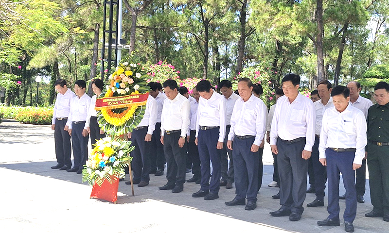 Lãnh đạo TP. Đồng Hới dâng hương viếng các anh hùng, liệt sỹ