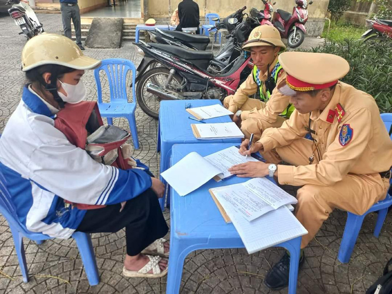Đại biểu HĐND tỉnh chất vấn về tình trạng học sinh sử dụng mô tô, xe máy và tội phạm sử dụng công nghệ cao