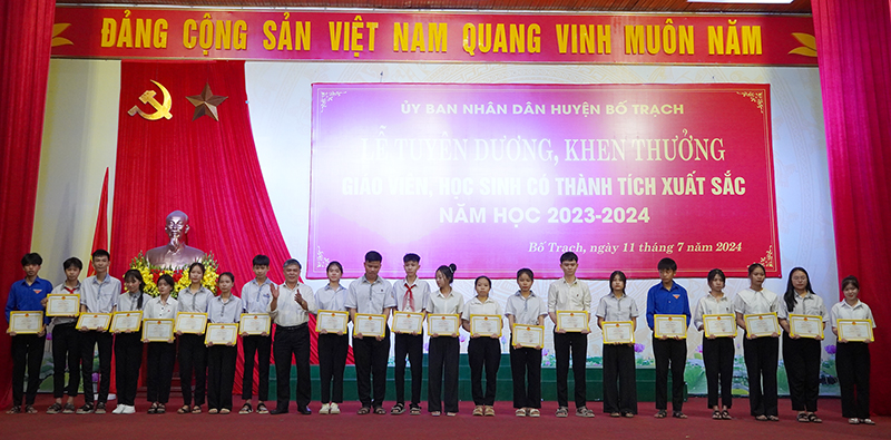 Bố Trạch: Tuyên dương giáo viên, học sinh có thành tích xuất sắc năm học 2023-2024
