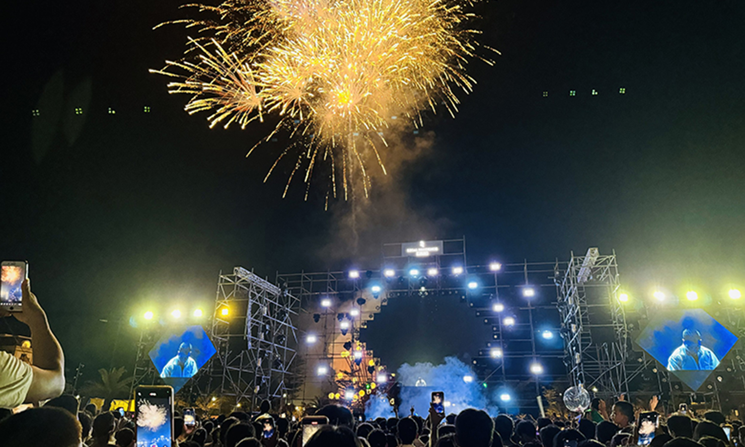 Du khách "nóng" cùng lễ hội EDM và màn bắn pháo hoa tầm thấp