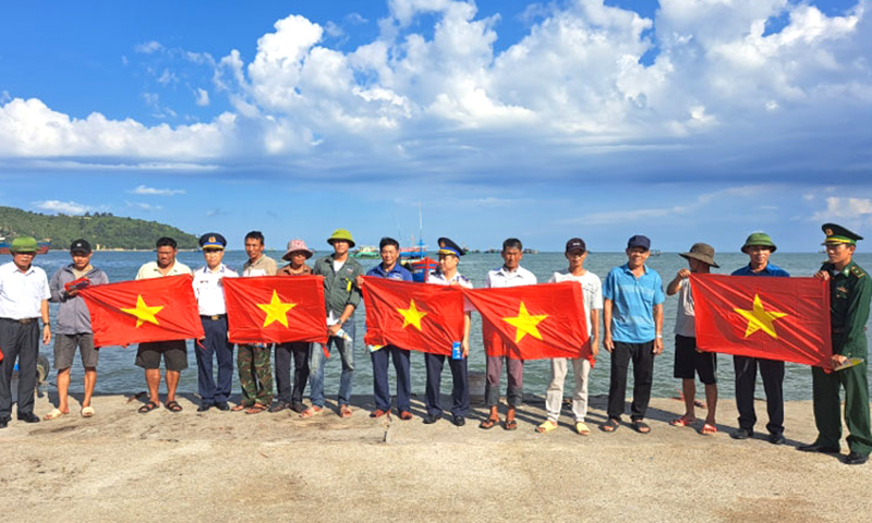 Cùng ngư dân vững tin vươn khơi