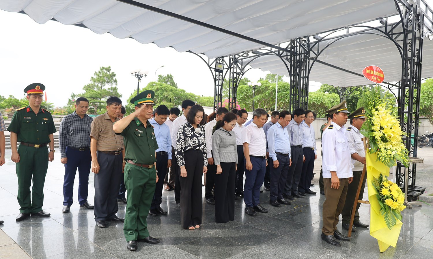 Các đồng chí lãnh đạo tỉnh dâng hương, viếng các anh hùng, liệt sỹ