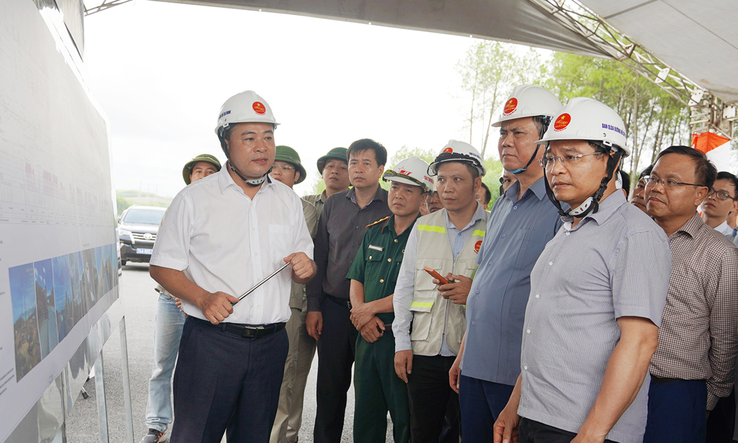 Đồng chí Bộ trưởng Bộ Giao thông-Vận tải kiểm tra tiến độ dự án đường bộ cao tốc Bắc-Nam tại Quảng Bình