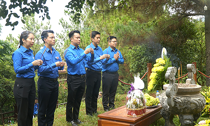 Dâng hương tri ân Đại tướng Võ Nguyên Giáp