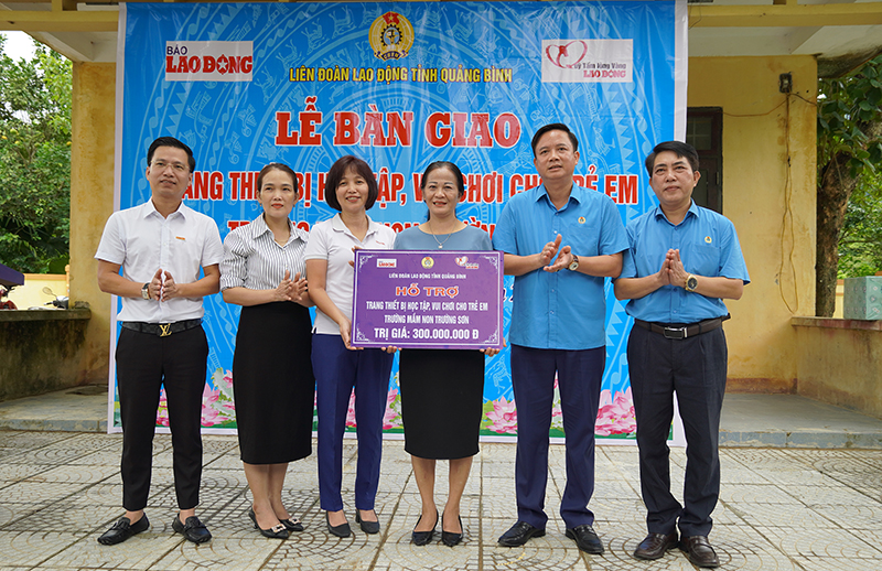 Trao tặng trang thiết bị học tập, vui chơi cho Trường mầm non Trường Sơn