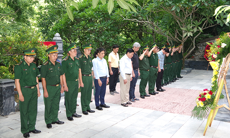 Dâng hương tưởng niệm các Anh hùng liệt sỹ, thanh niên xung phong