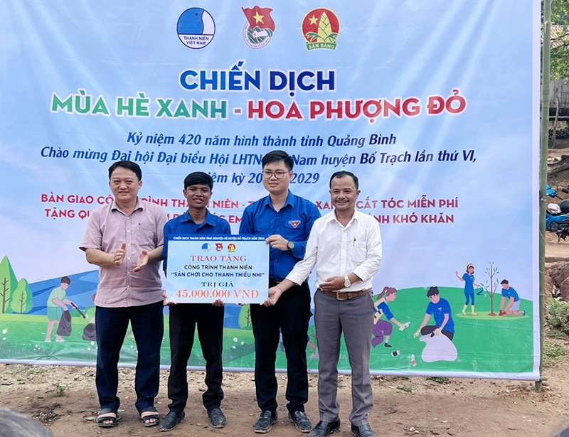 Huyện đoàn Bố Trạch: Sôi nổi chiến dịch Mùa hè xanh-Hoa phượng đỏ