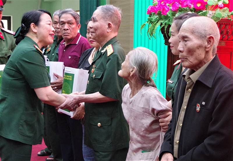 Ban Phụ nữ Quân đội: Thăm, tặng quà gia đình chính sách