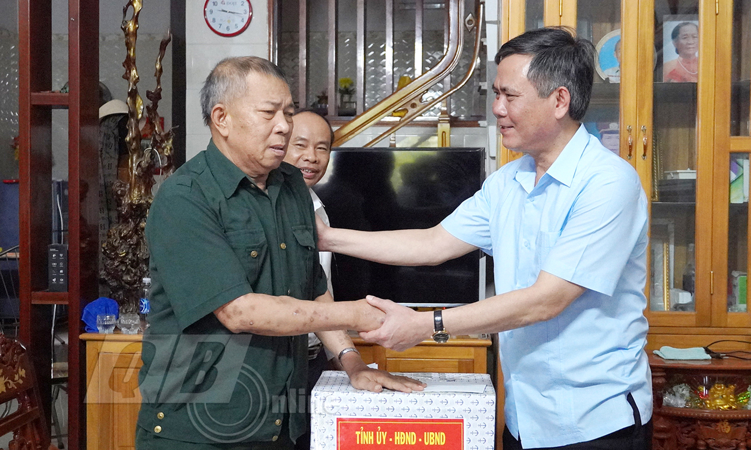 Lãnh đạo tỉnh thăm, tặng quà gia đình chính sách