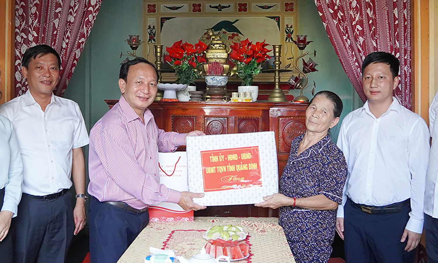 Lãnh đạo tỉnh tỉnh thăm, tặng quà gia đình chính sách