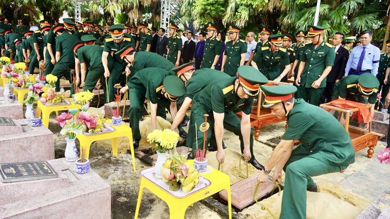 Tiếp nhận và an táng 72 hài cốt liệt sỹ