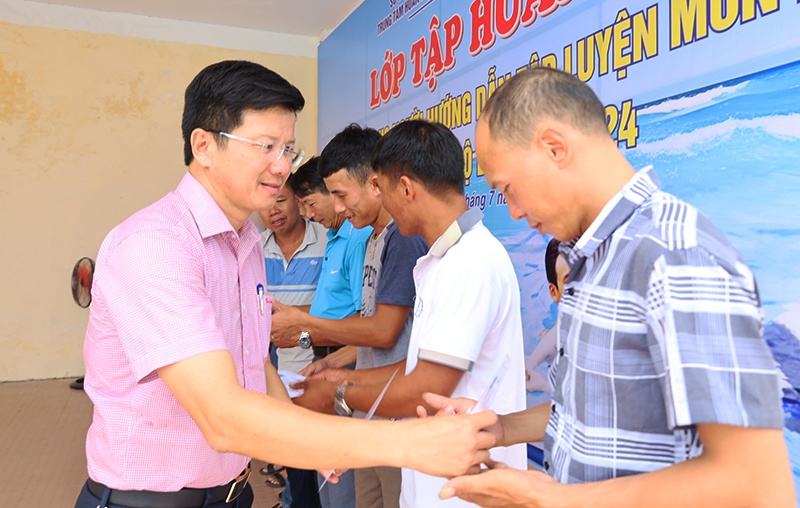 Bế giảng lớp tập huấn cho người hướng dẫn tập luyện môn bơi và nhân viên cứu hộ bơi