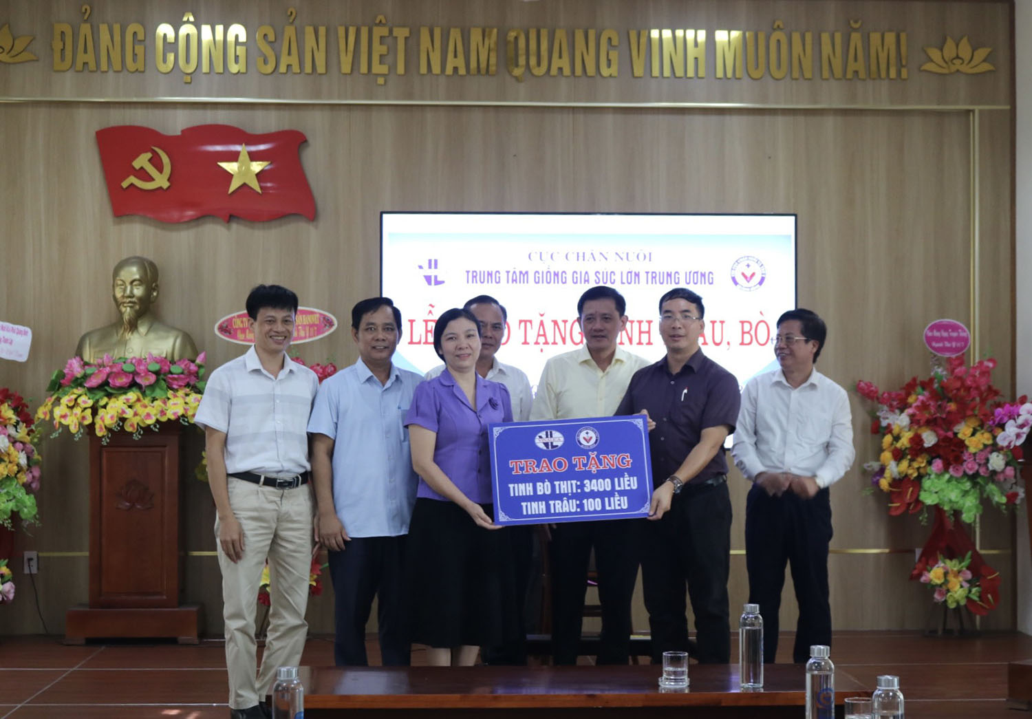 Trao tặng 3.500 liều tinh trâu, bò cho các địa phương