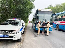 Phát triển và quản lý phương tiện kinh doanh vận tải phù hợp với nhu cầu đi lại của người dân và thực trạng kết cấu hạ tầng giao thông
