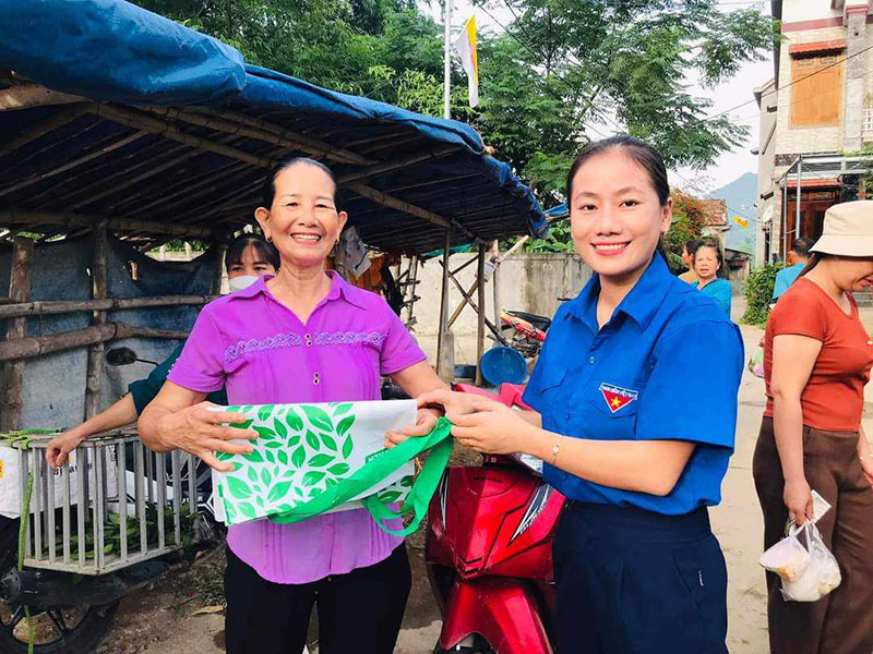 Biến rác thải thành túi tái chế
