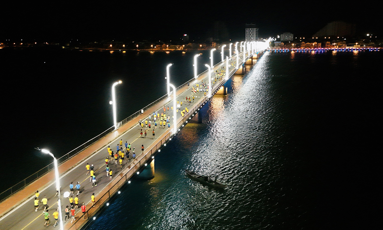 Quang Binh International Marathon 2024: "Ngày đầu chưa quen, đường cày đâu thẳng ngay..." (*)