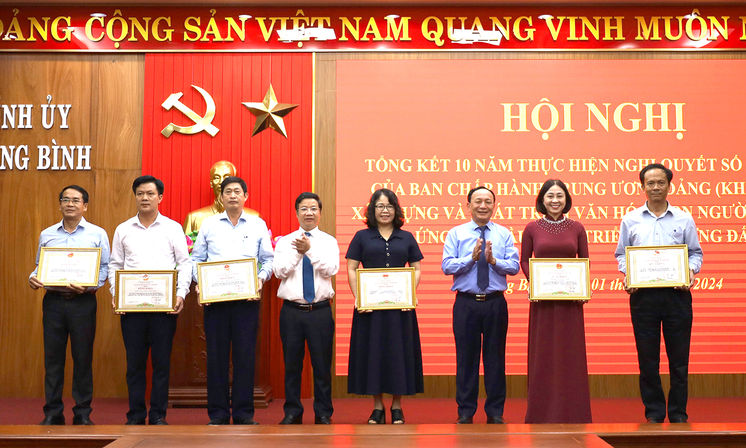 Xây dựng và phát triển văn hóa, con người Việt Nam đáp ứng yêu cầu phát triển bền vững đất nước
