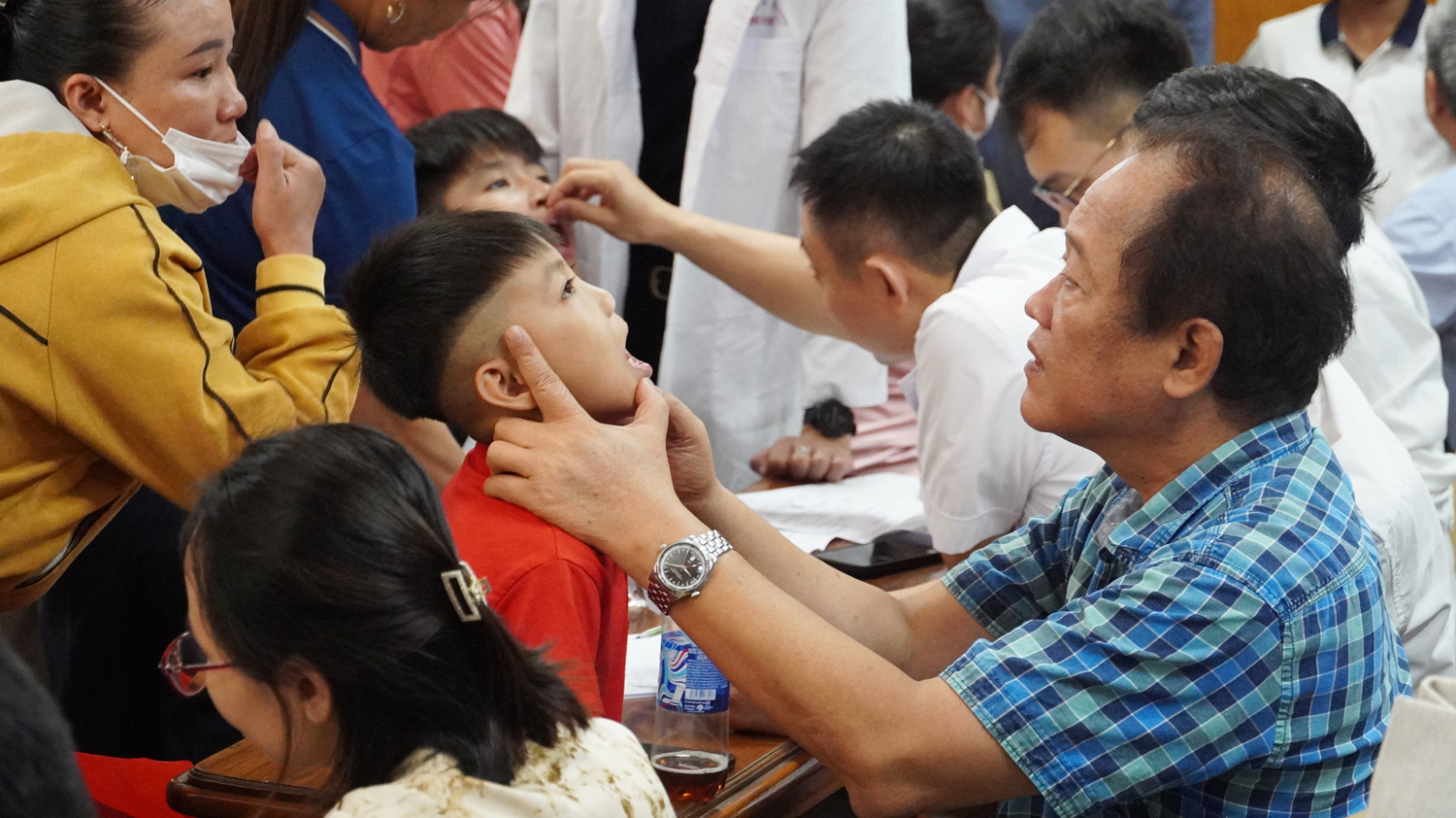 Khai mạc chương trình "Khám sàng lọc và phẫu thuật cho trẻ khuyết tật"
