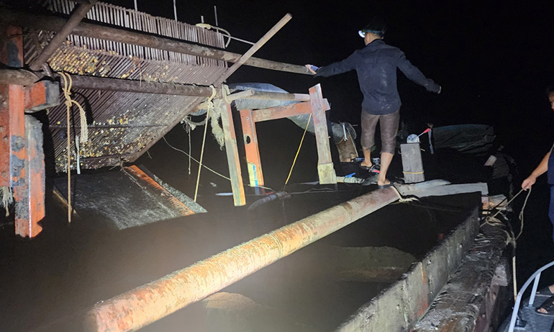 Bắt giữ thuyền khai thác cát trái phép trên sông Gianh