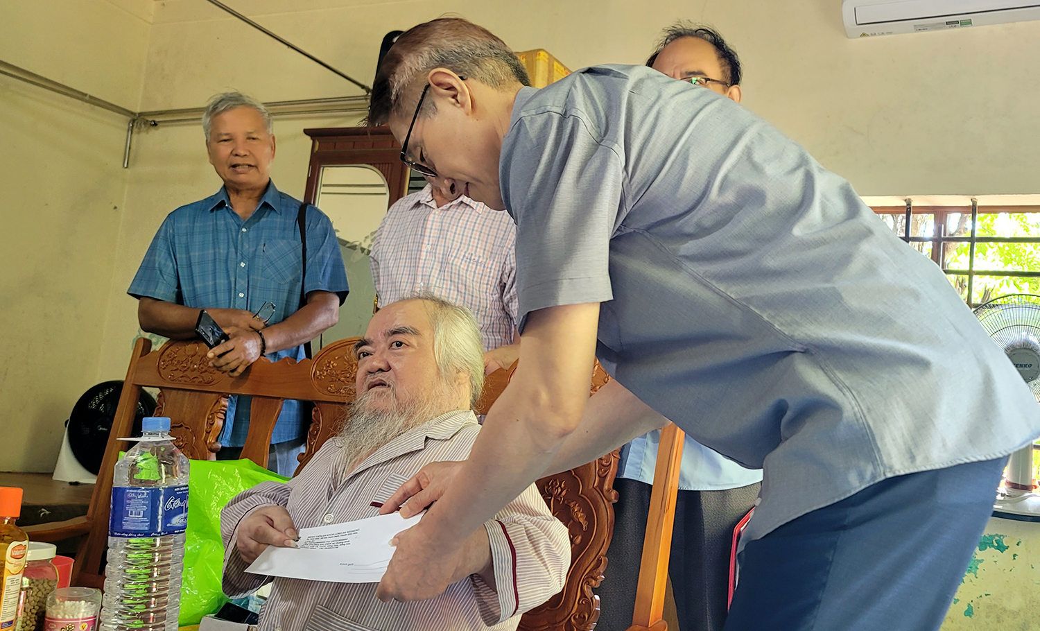 Trao quà cho nạn nhân chất độc da cam