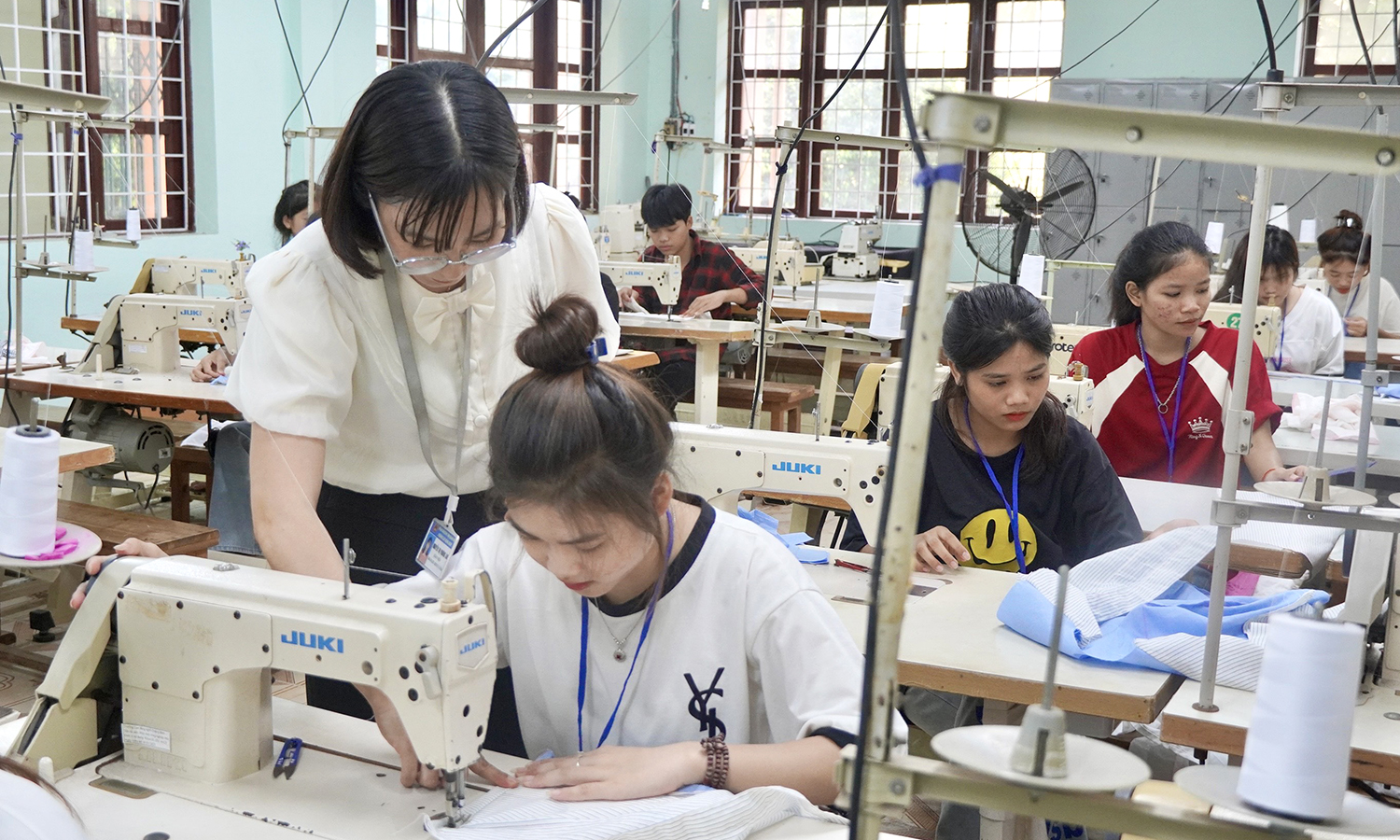 Xây dựng đội ngũ nhà giáo chuyên môn vững, tay nghề cao