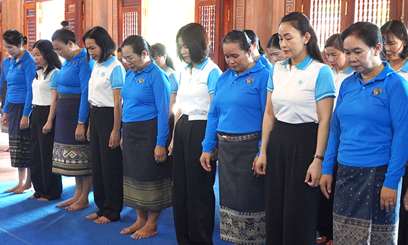 Đoàn công tác Hội LHPN tỉnh Khăm Muồn: Dâng hương tưởng nhớ Bác Hồ và các Anh hùng liệt sỹ