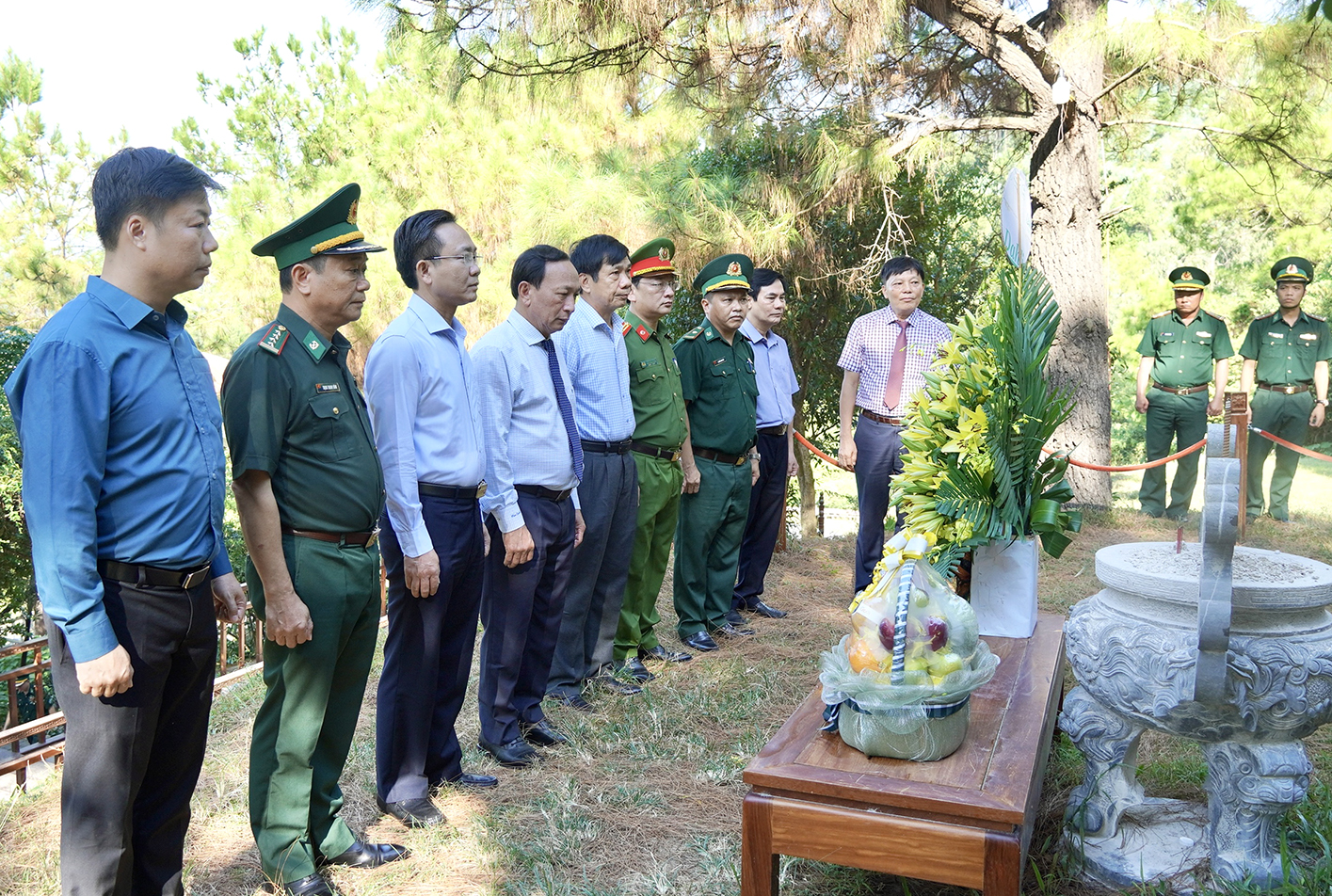 Lãnh đạo tỉnh dâng hương tri ân Đại tướng Võ Nguyên Giáp