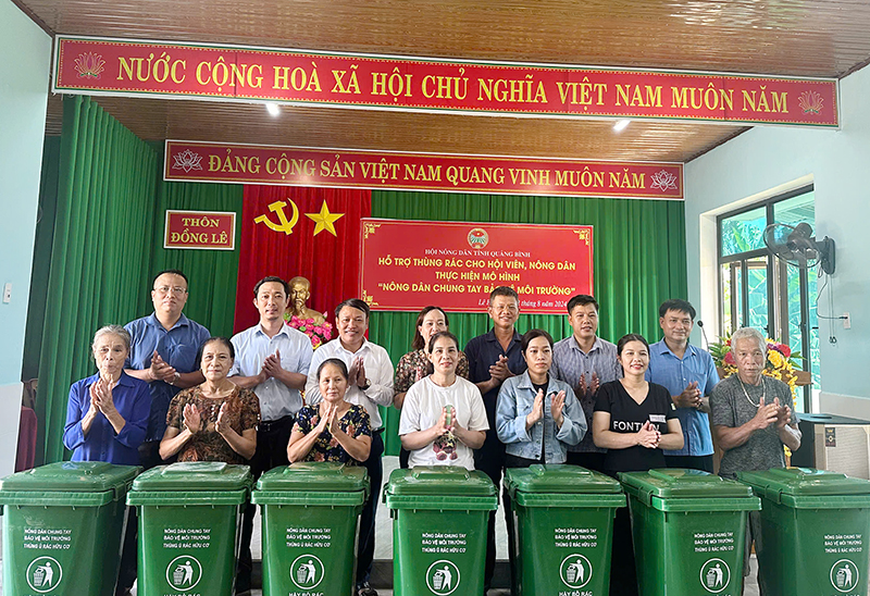 Hỗ trợ thùng ủ rác thải hữu cơ cho hội viên nông dân