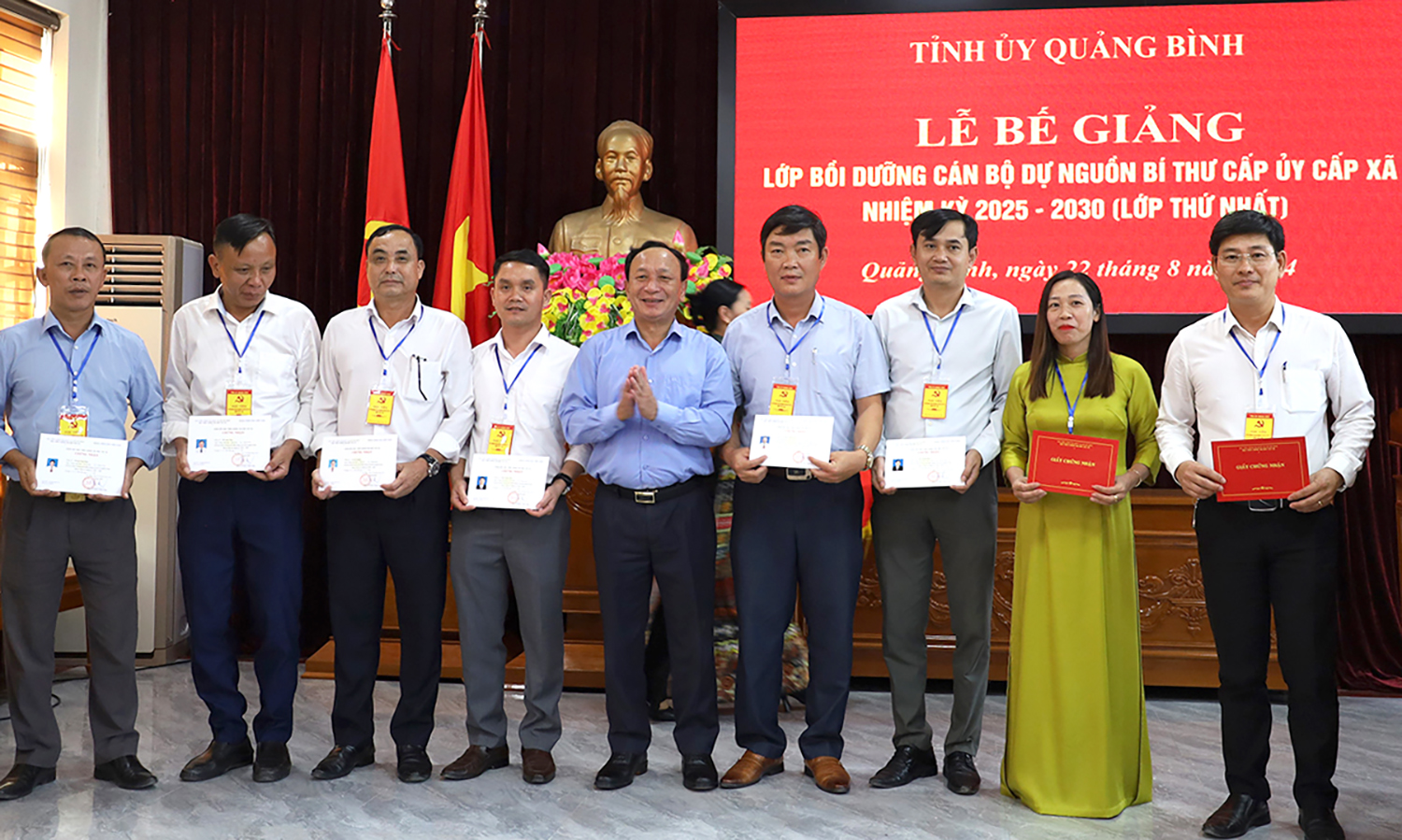 Bế giảng lớp bồi dưỡng cán bộ dự nguồn bí thư cấp ủy cấp xã