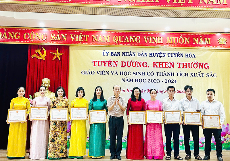 Tuyên Hóa: Khen thưởng giáo viên và học sinh có thành tích xuất sắc