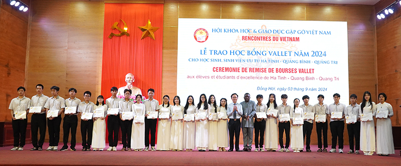 Trao học bổng Vallet năm học 2024-2025