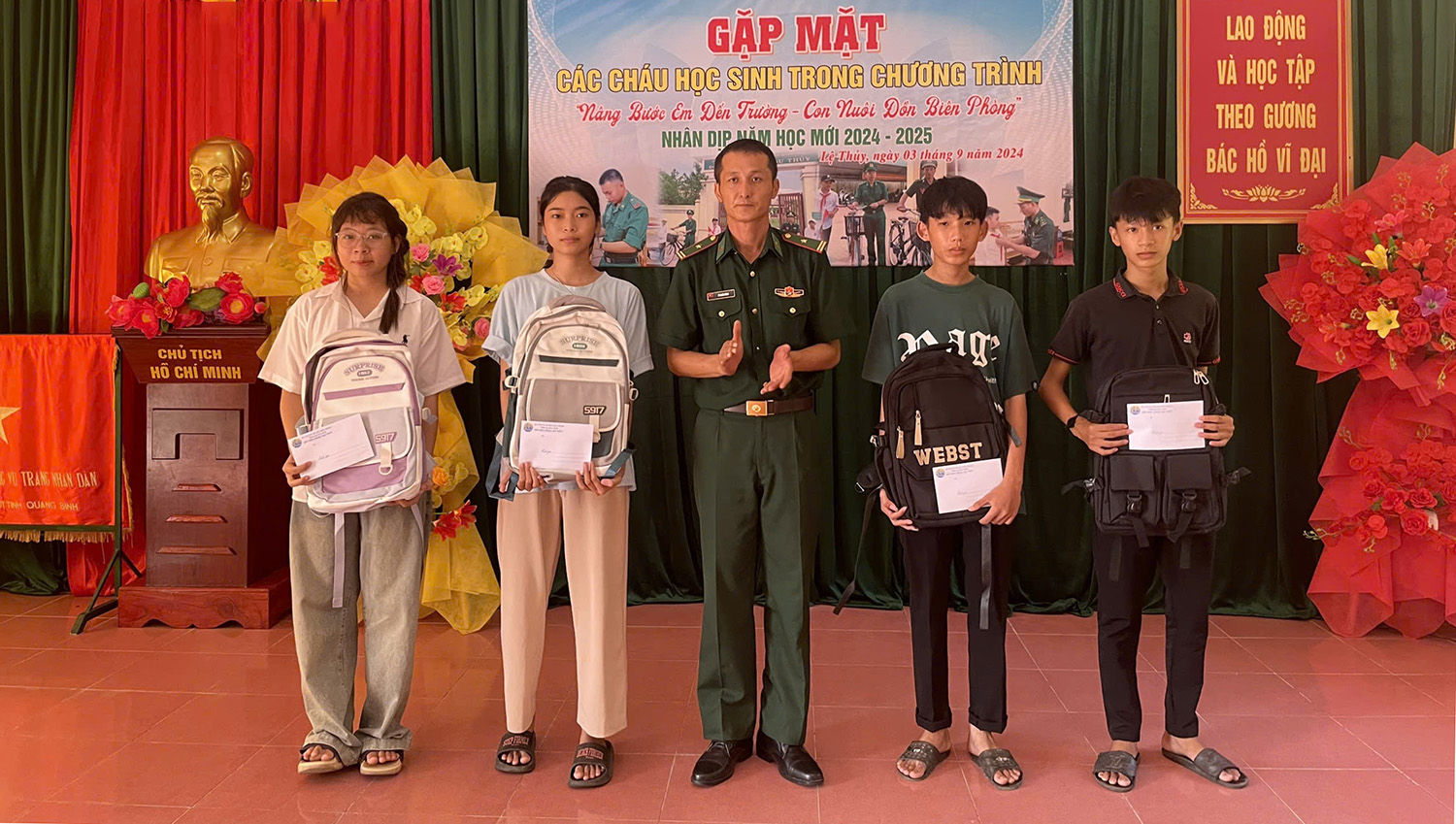 Tặng quà cho học sinh chương trình "Nâng bước em đến trường", "Con nuôi Đồn Biên phòng"