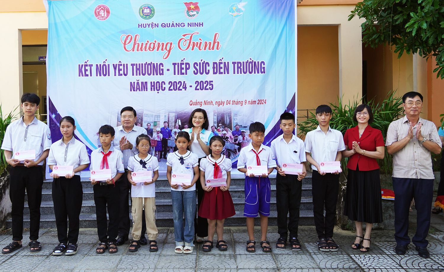 Quảng Ninh: Trao tặng quà cho học sinh hoàn cảnh khó khăn