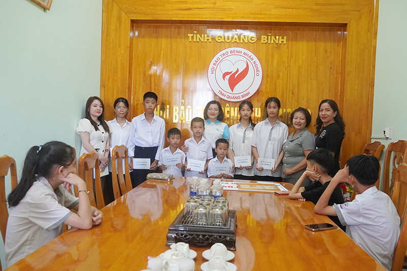 Trao quà cho trẻ mồ côi và bệnh nhân nghèo
