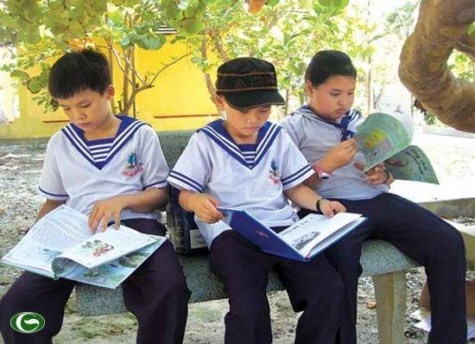 Lũ trẻ ở Trường Sa