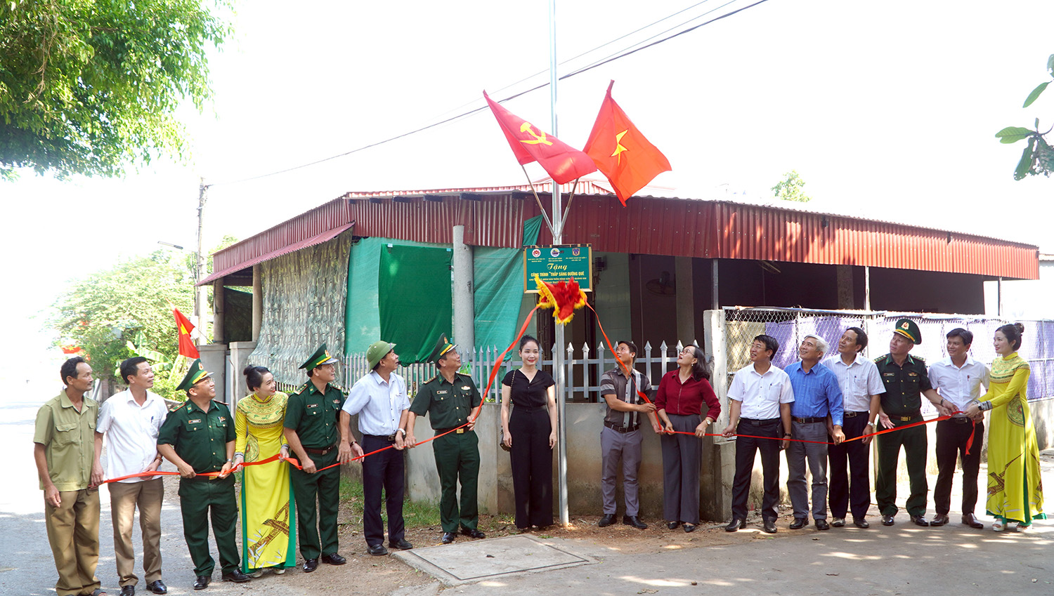 Khánh thành công trình "Thắp sáng đường quê"