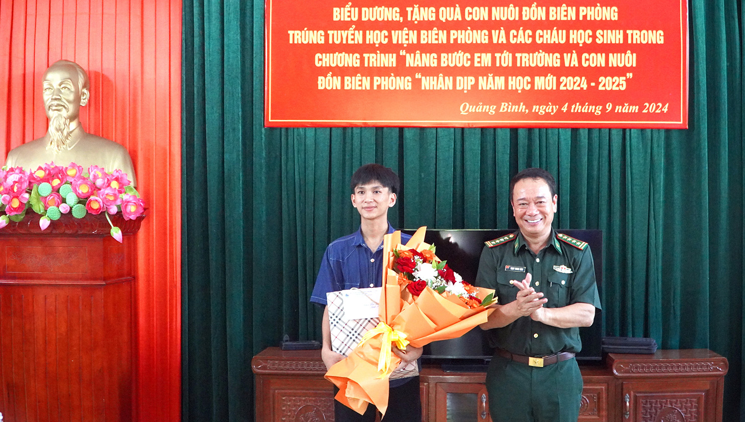 Gặp mặt học sinh chương trình "Nâng bước em đến trường" và "Con nuôi Đồn Biên phòng"