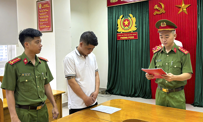 Vận động đối tượng truy nã ra đầu thú