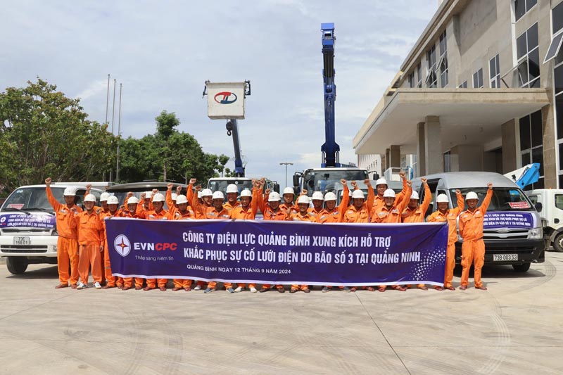 Huy động 47 công nhân, kỹ sư lên đường hỗ trợ khắc phục lưới điện tỉnh Quảng Ninh