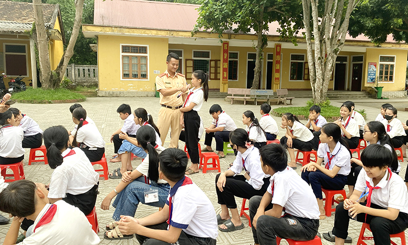 Thực hiện Tháng cao điểm an toàn giao thông cho học sinh đến trường