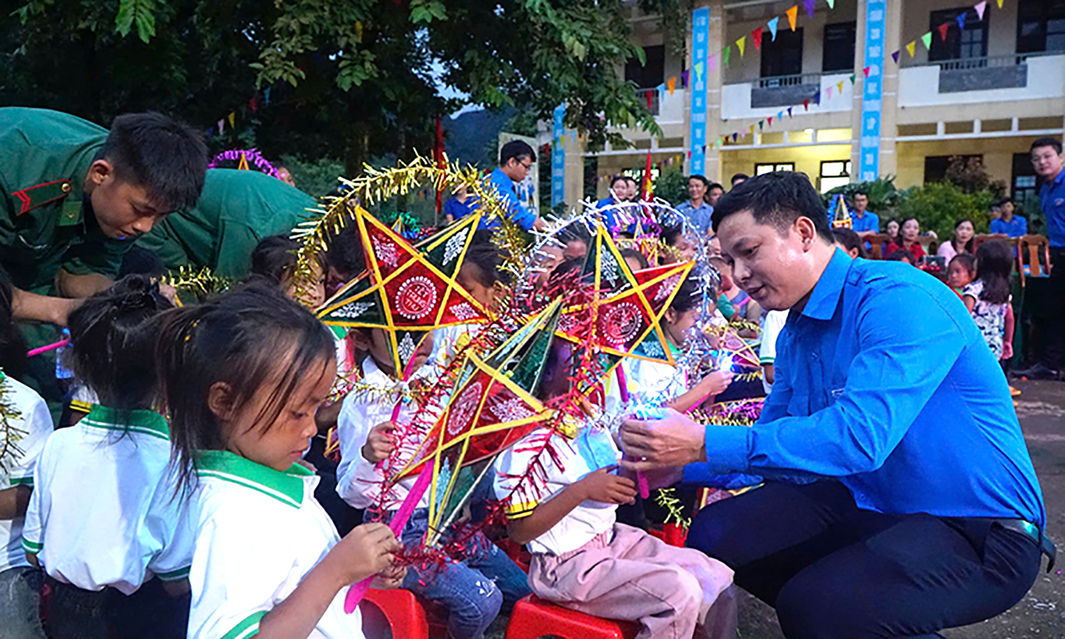 Chương trình "Biên cương vui hội trăng rằm"