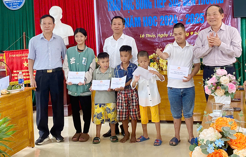 Trao học bổng "Tiếp sức đến trường" cho học sinh khuyết tật