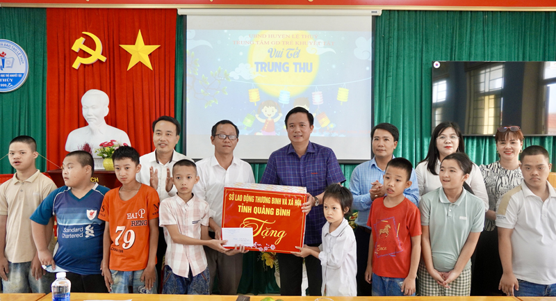 Thăm, tặng quà trẻ khuyết tật nhân dịp Trung thu