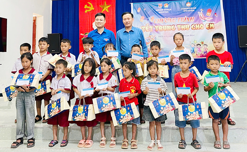 Bố Trạch: Tặng quà Tết Trung thu cho học sinh có hoàn cảnh khó khăn