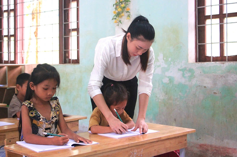 Vượt khó để thi đua dạy tốt, học tốt
