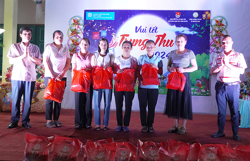 Tặng quà Tết Trung thu cho trẻ em có hoàn cảnh khó khăn