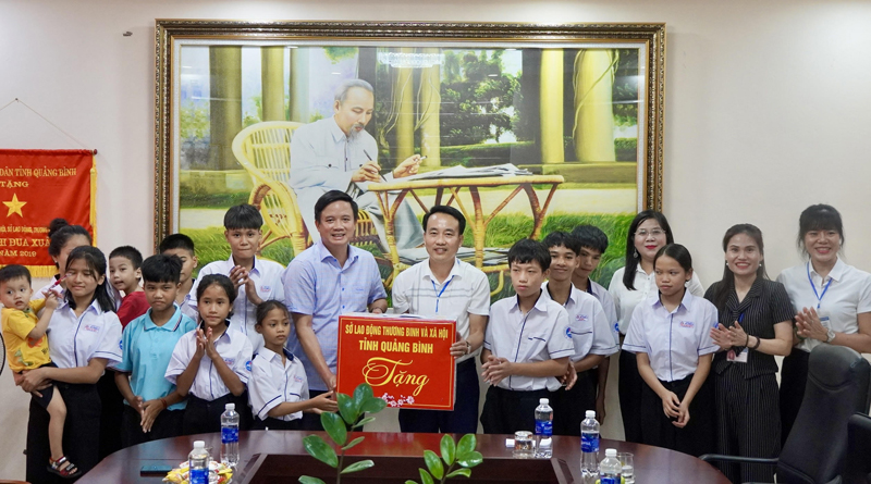 Thăm, tặng quà trẻ em có hoàn cảnh đặc biệt nhân dịp Trung thu